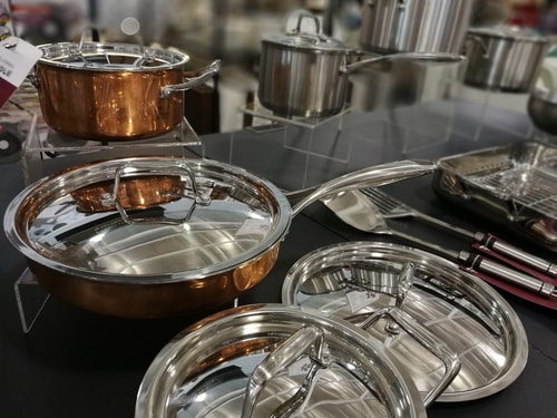 Gold prices drop as U.S. durable goods decline in July