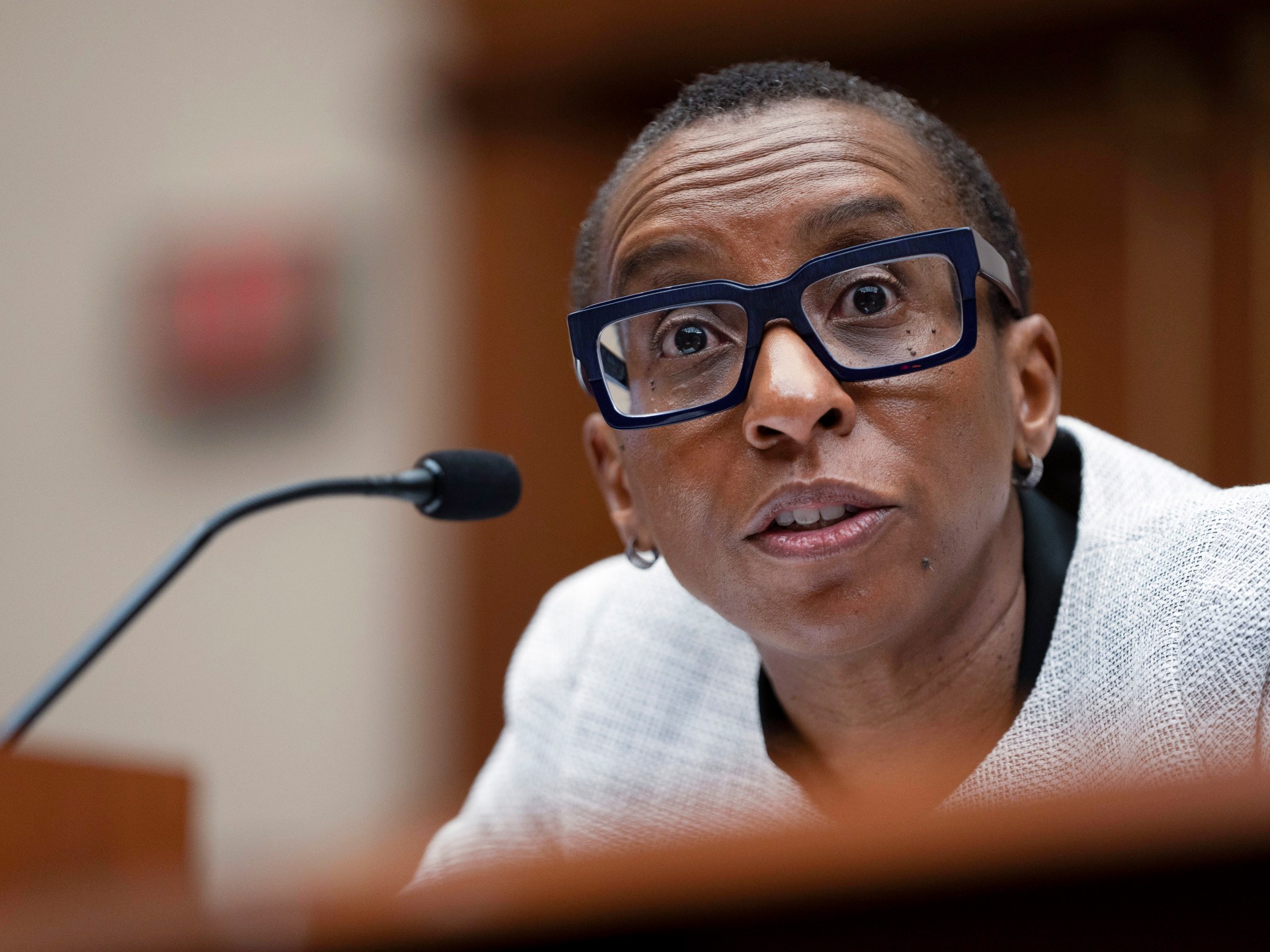 "Harvard President Under Fire: Staff Defend Amid Resignation Calls and Controversy"