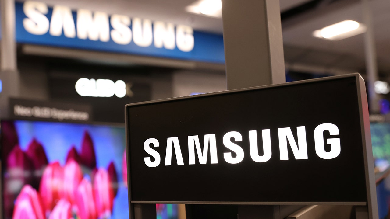 Samsung slashes chip production amid plummeting profits.