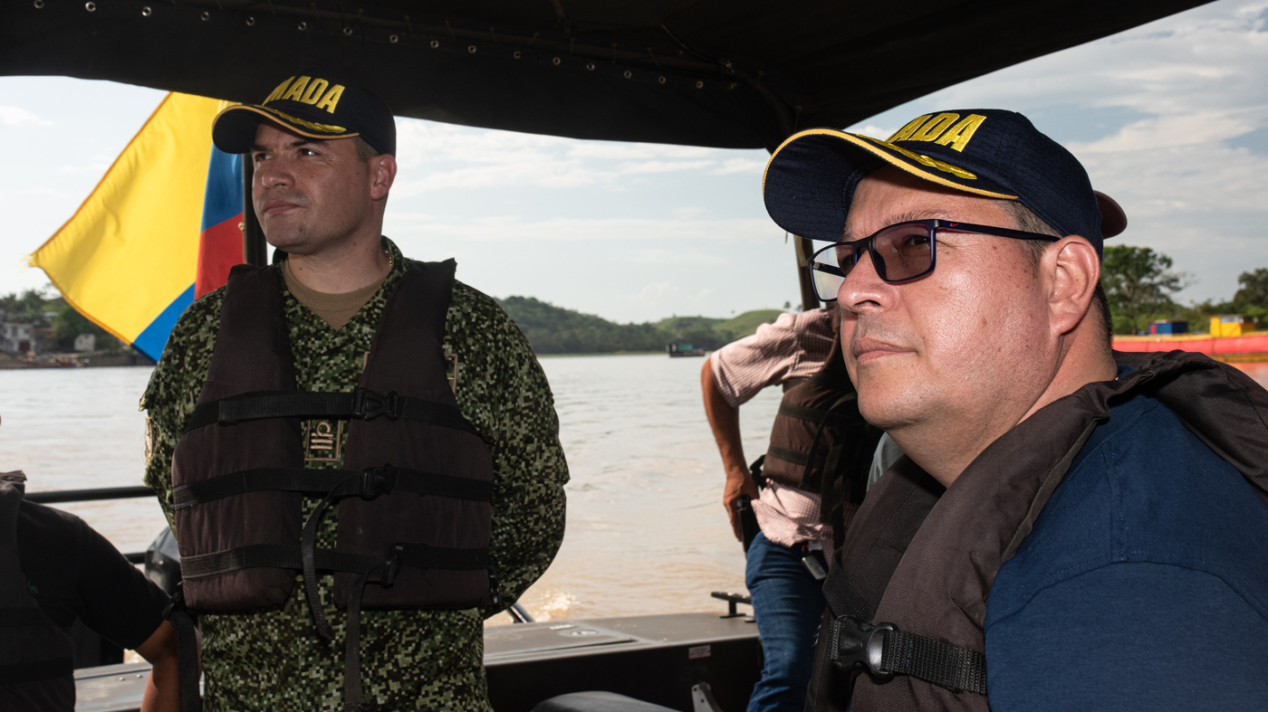 Colombian Mayor Defies Death Threats, Returns to Town