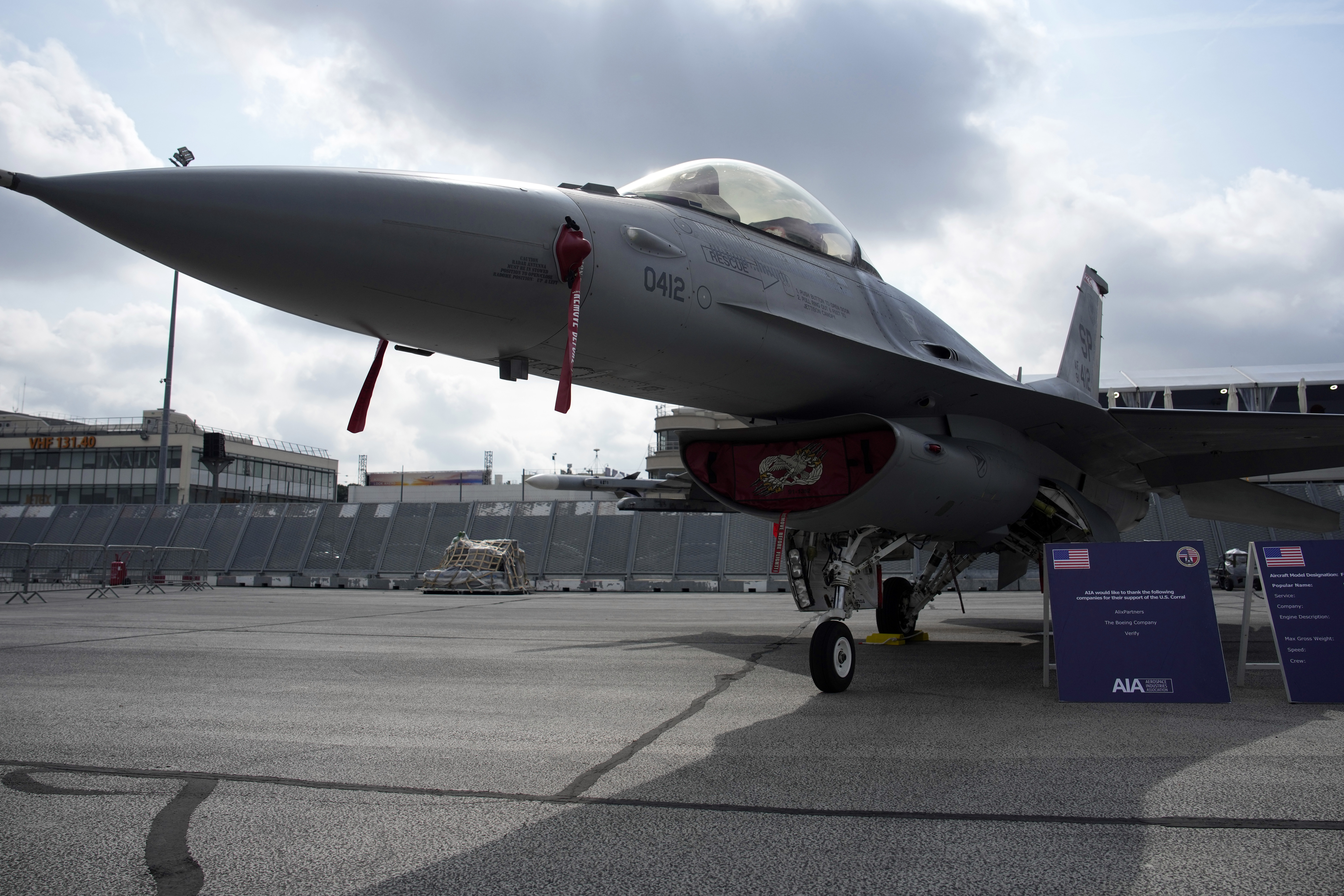 "West's Urgent Efforts to Finalize Ukraine F-16 Training Amidst Russian Threat"