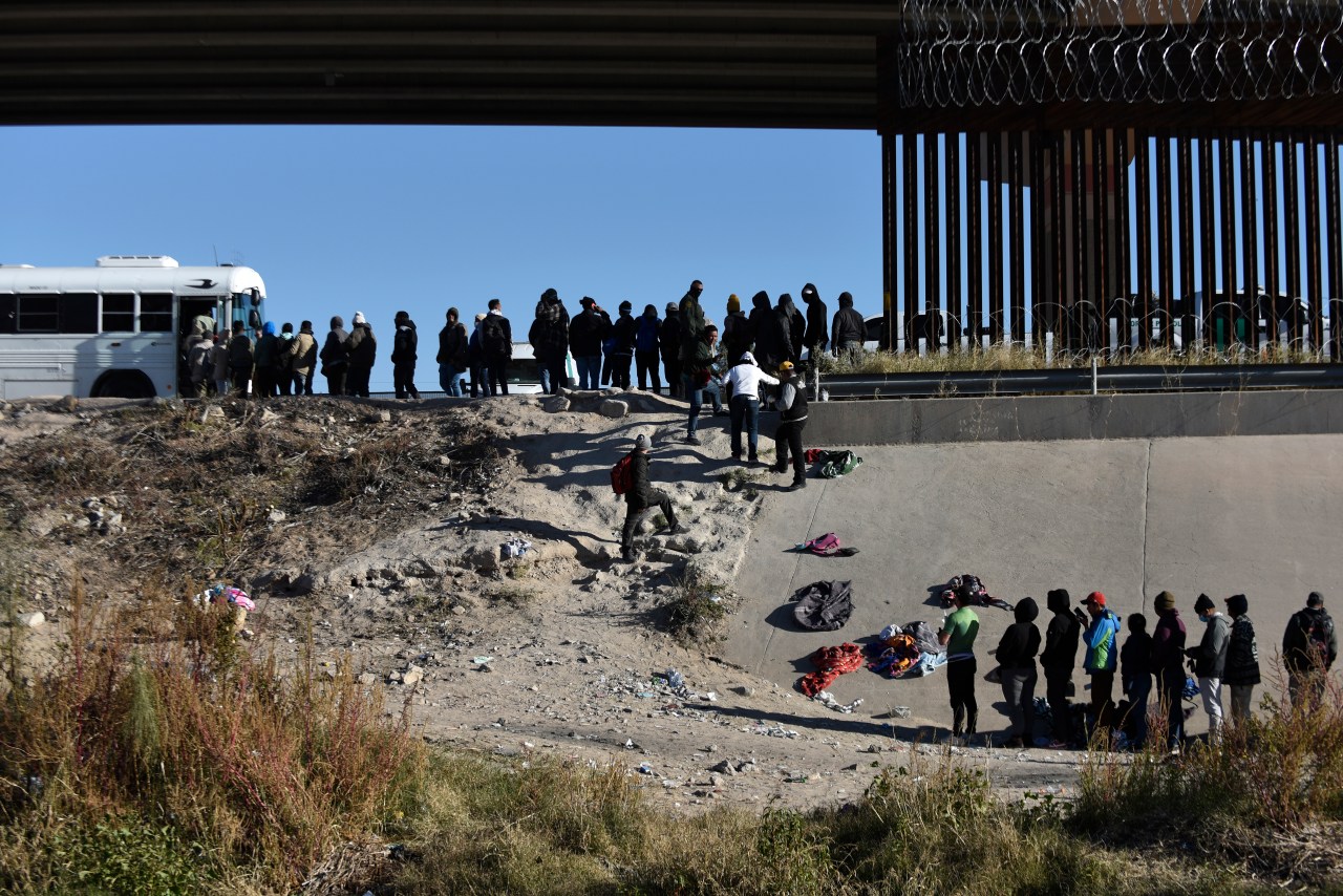 More Migrants from Texas Arrive in Los Angeles via Second Bus