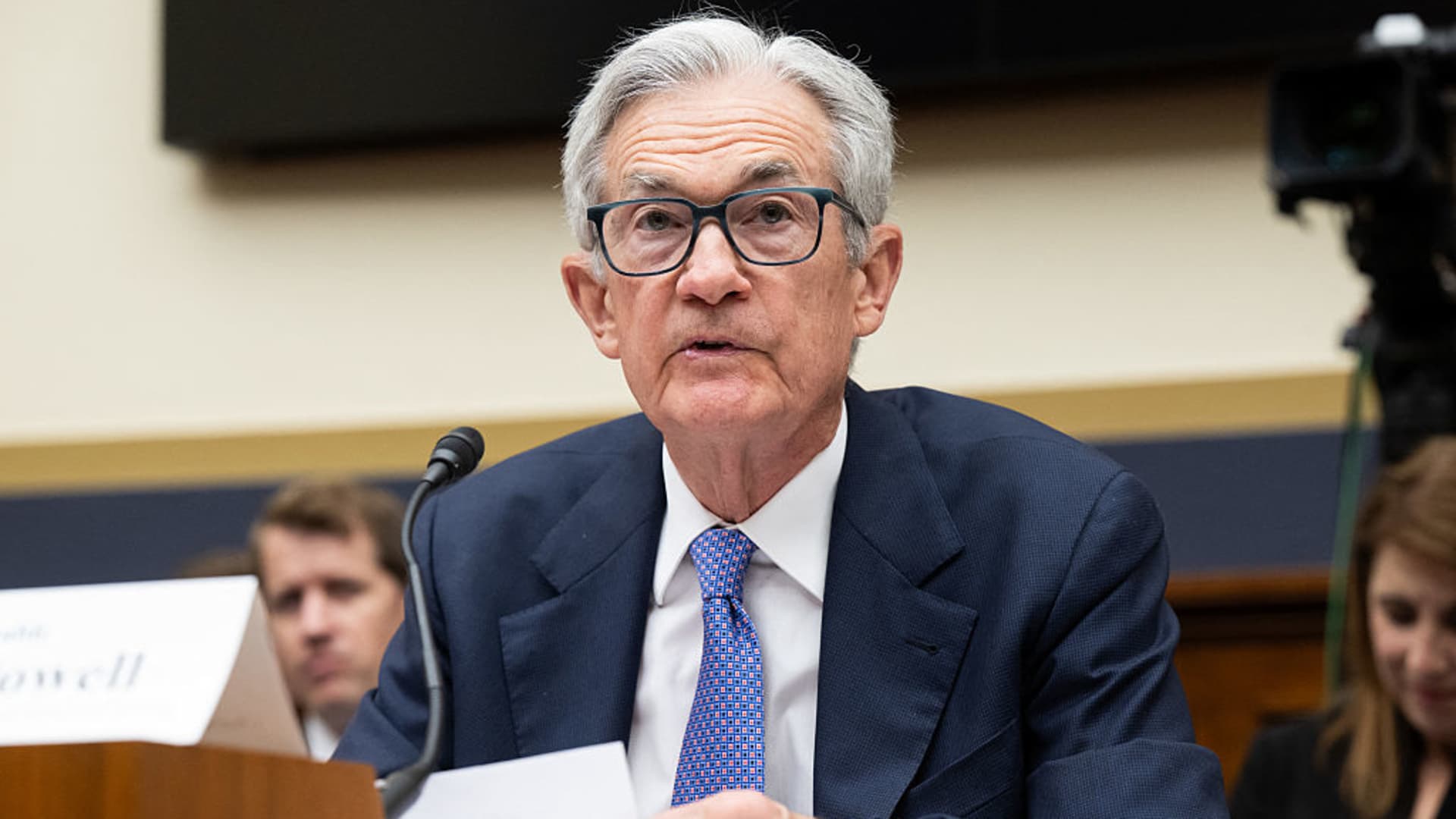 Powell Maintains Hold on Rate Cuts Amid Trump’s Tariff Pressure