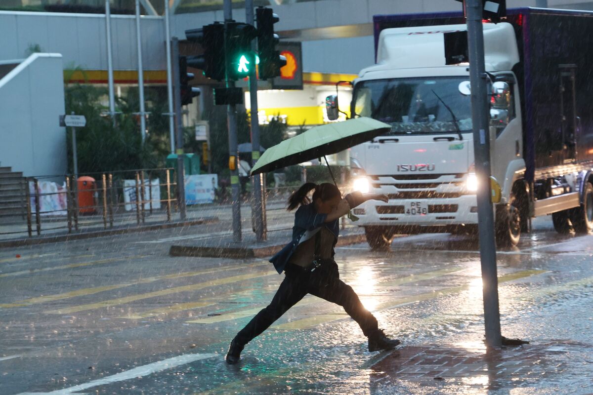 Featured image for Hong Kong Experiences Record Rainstorm Warnings Amid Heavy Deluge