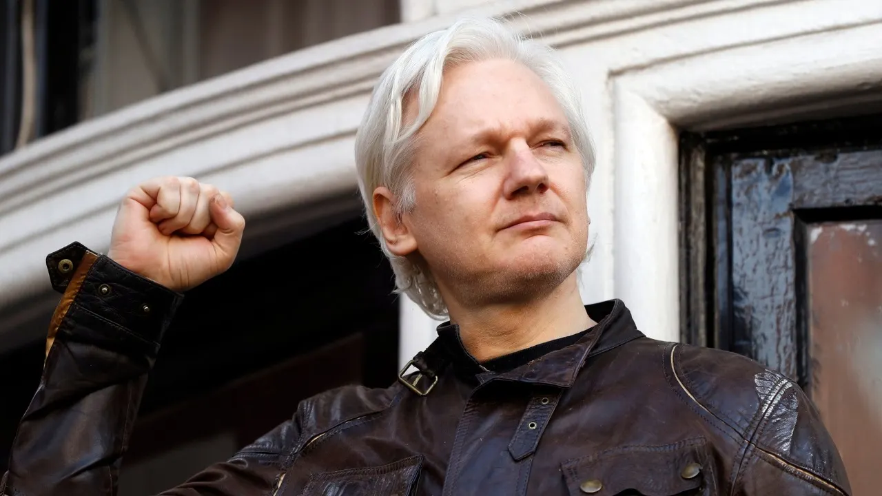 "Artist Vows to Dissolve Priceless Art in Acid if Julian Assange Dies"
