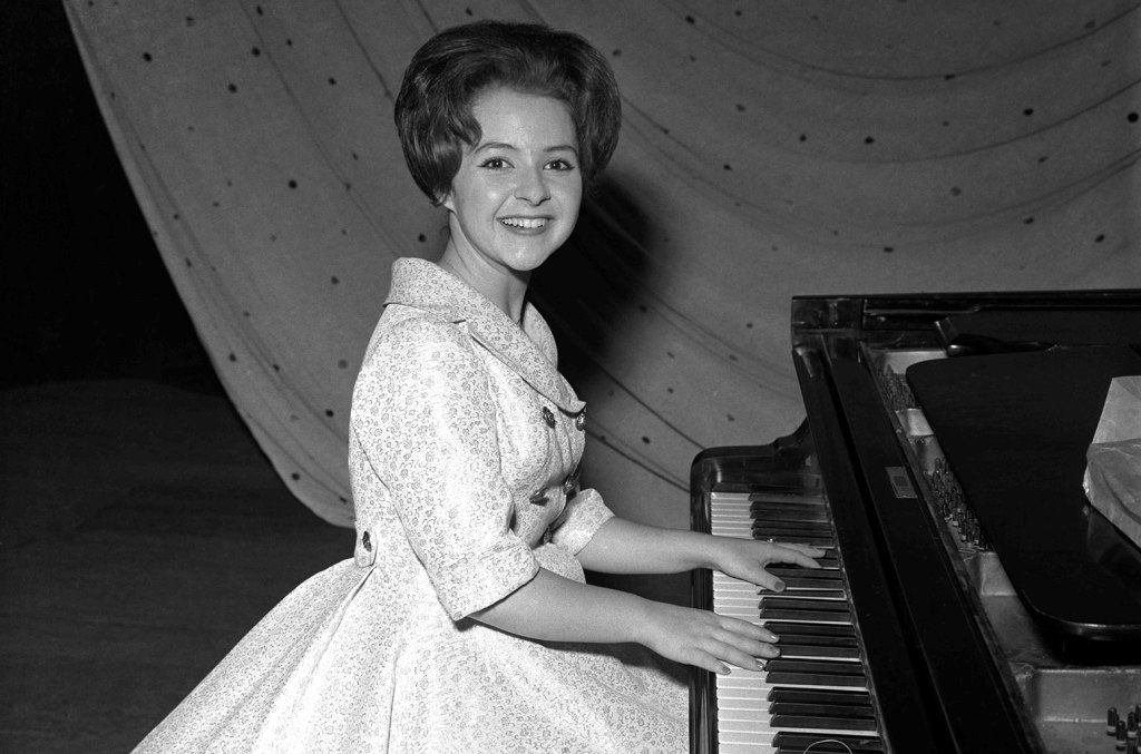 Featured image for Brenda Lee's 'Rockin' Around the Christmas Tree' Makes Historic No. 1 Debut