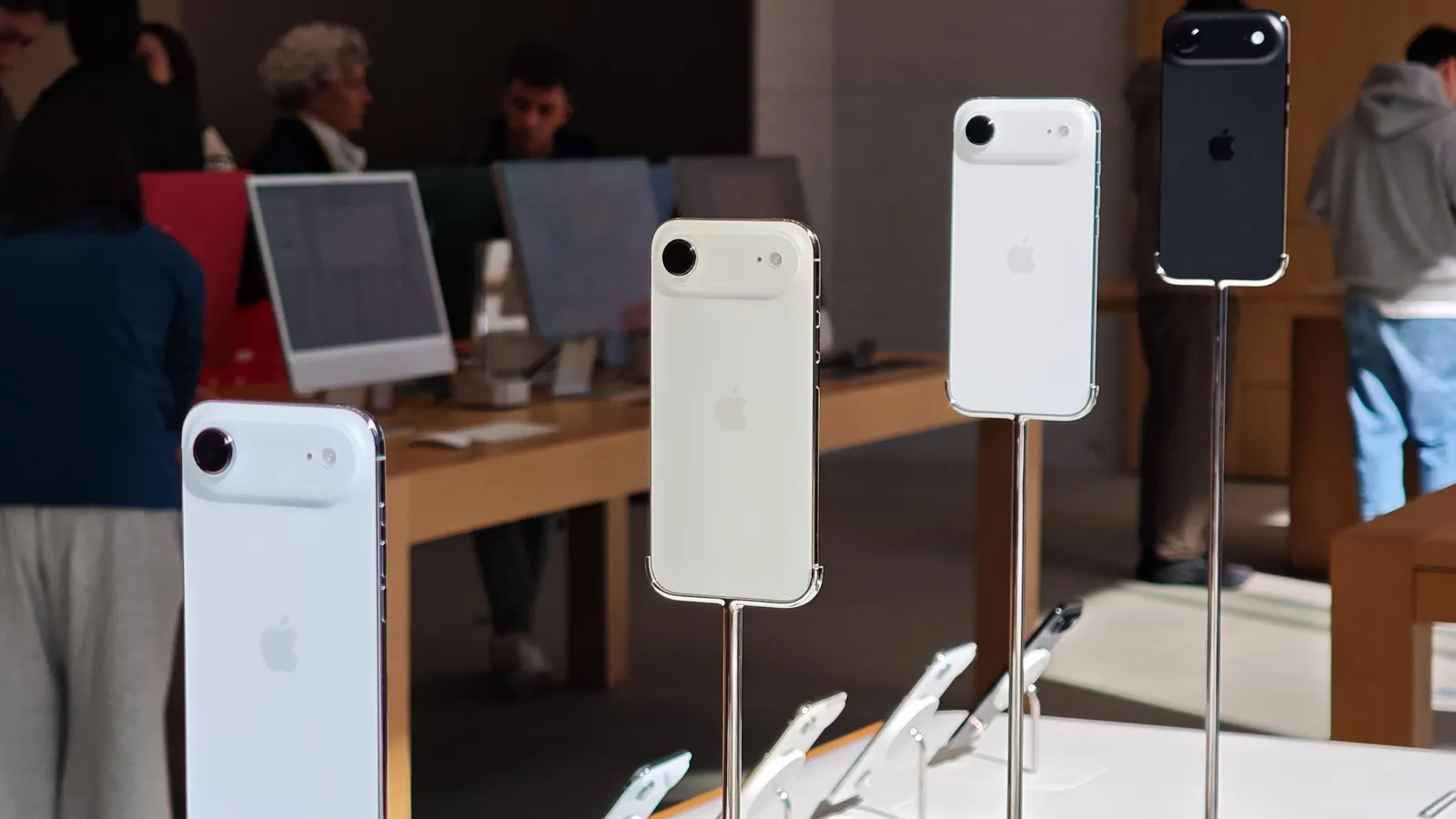 Featured image for Apple Launches Stylish and Affordable iPhone Carriers