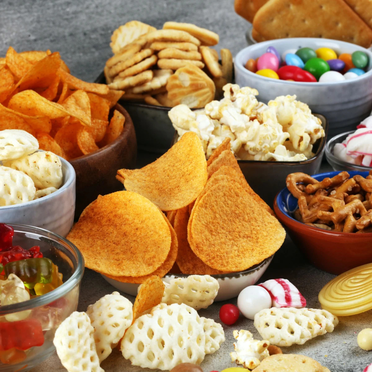 Nutritionists Reveal Pantry Snacks to Avoid for Belly Fat and Worst Time to Snack