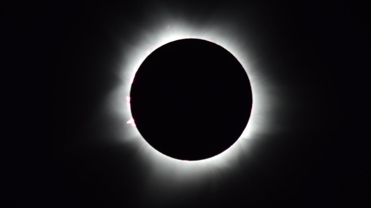 Featured image for "Netizens capture stunning footage of rare hybrid solar eclipse over South Pacific"