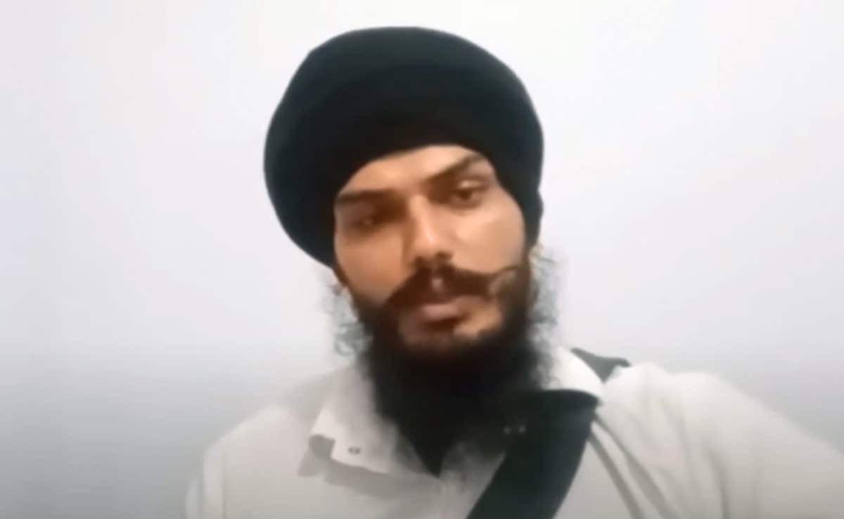 Featured image for Fugitive Amritpal Singh Defiantly Appears on YouTube Video.
