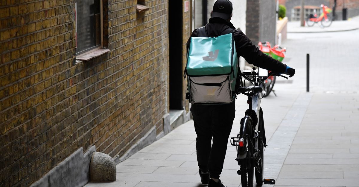 Featured image for UK Supreme Court Denies Deliveroo Riders Collective Bargaining Rights