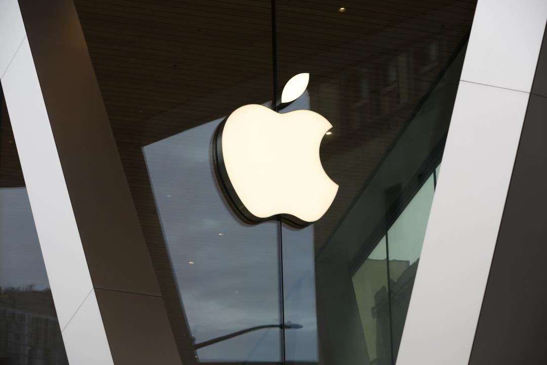 Burglars steal $500K worth of iPhones, iPads, and watches from Apple Store in daring heist.