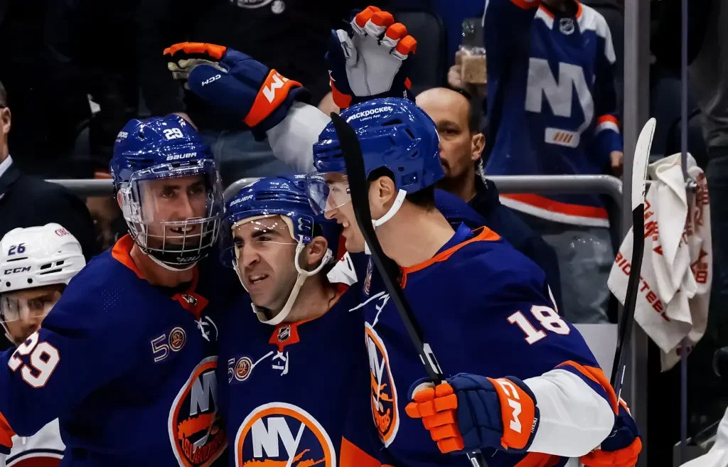 Islanders secure playoff spot with win over Canadiens.