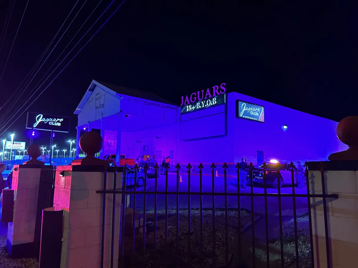 Officer shoots suspect in El Paso gentlemen's club assault.