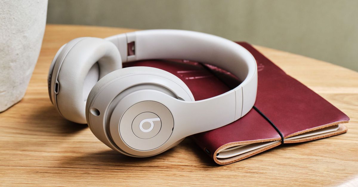 "Beats Studio Pro: A Flagship Headphone Revival with Enhanced Sound Quality and Modern Features"