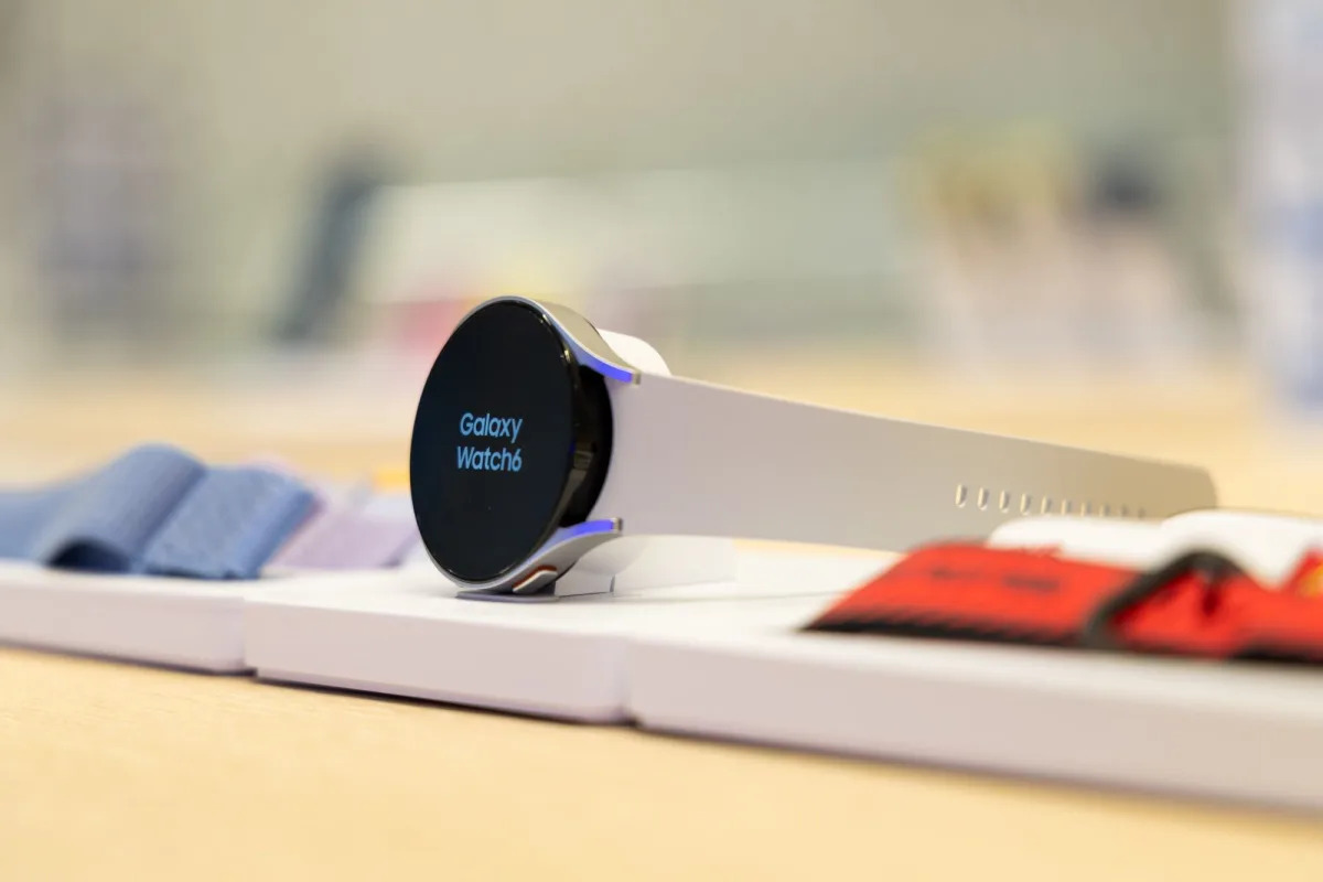 "Samsung and Apple Compete in Non-Invasive Blood Sugar Monitor Development"