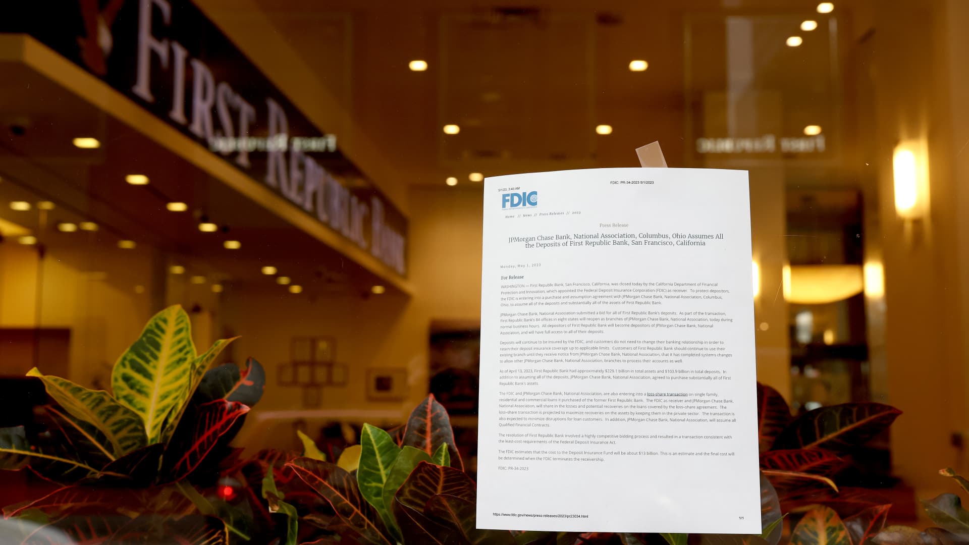 Featured image for Market awaits Fed decision and Apple earnings amidst mixed stock movements.