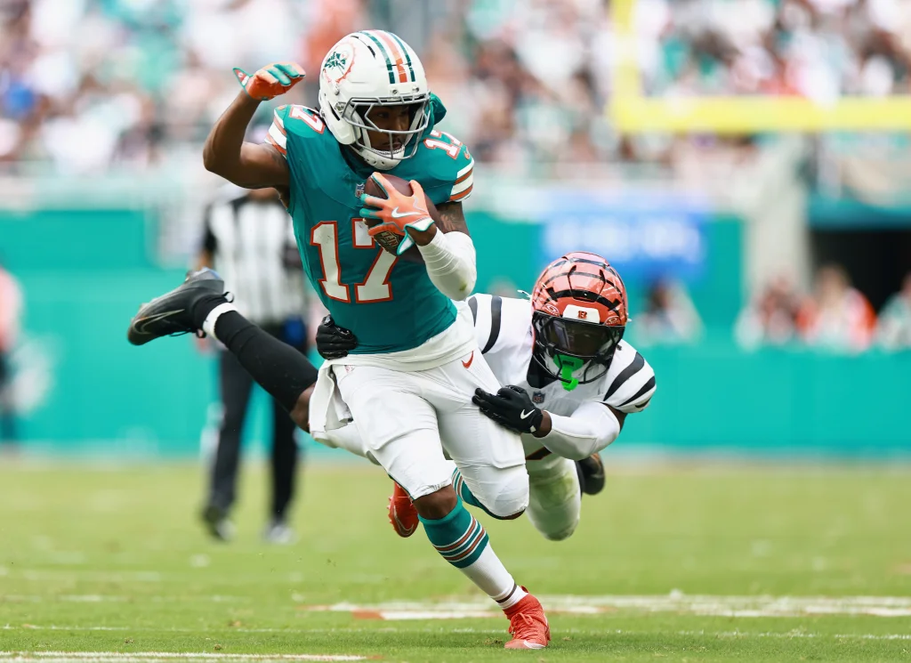 Broncos land Jaylen Waddle, reuniting with Pat Surtain II in major trade