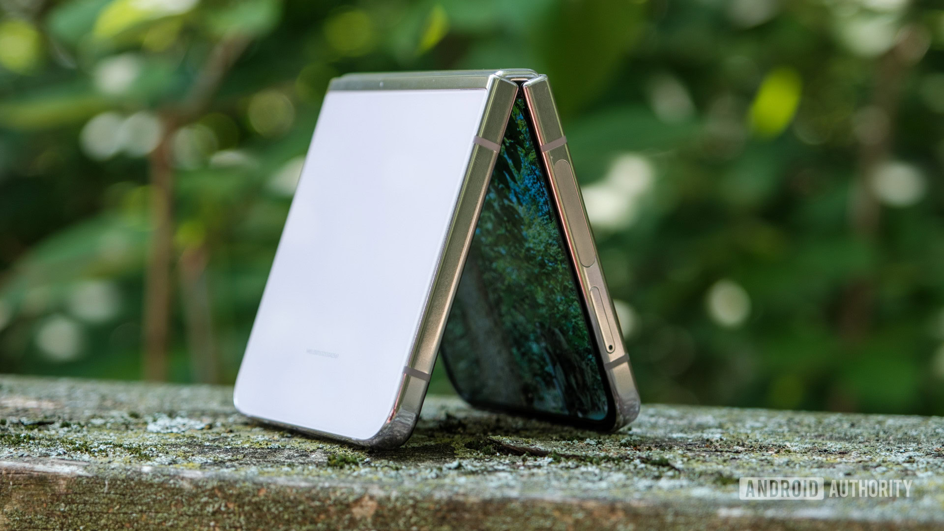 Featured image for Samsung Expands Self-Repair Program to Include Foldable Phones