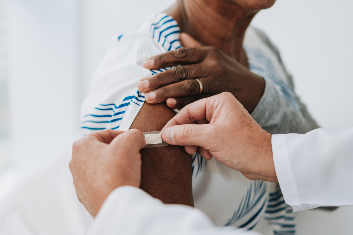 "Urgent: Doctors Recommend COVID-19 Vaccine for All Individuals Over 65"