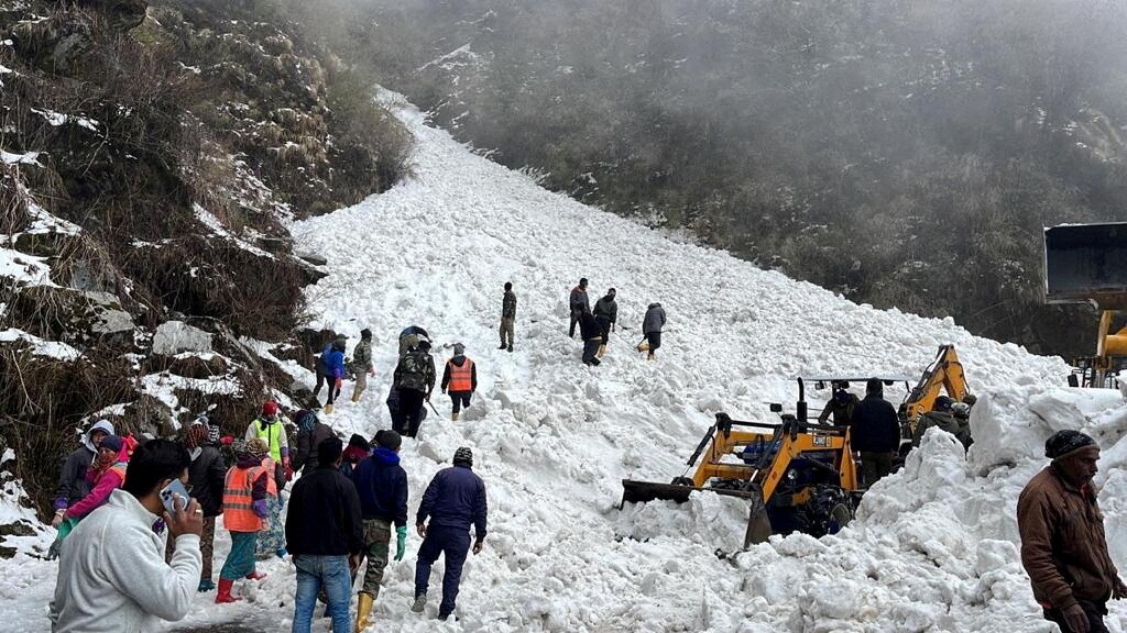 Deadly Avalanche Claims Lives of Seven Tourists in Northern India