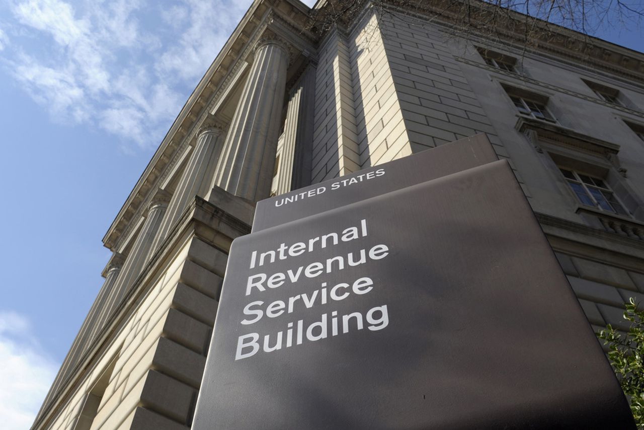 Featured image for IRS challenges tax-prep giants with free e-filing system.