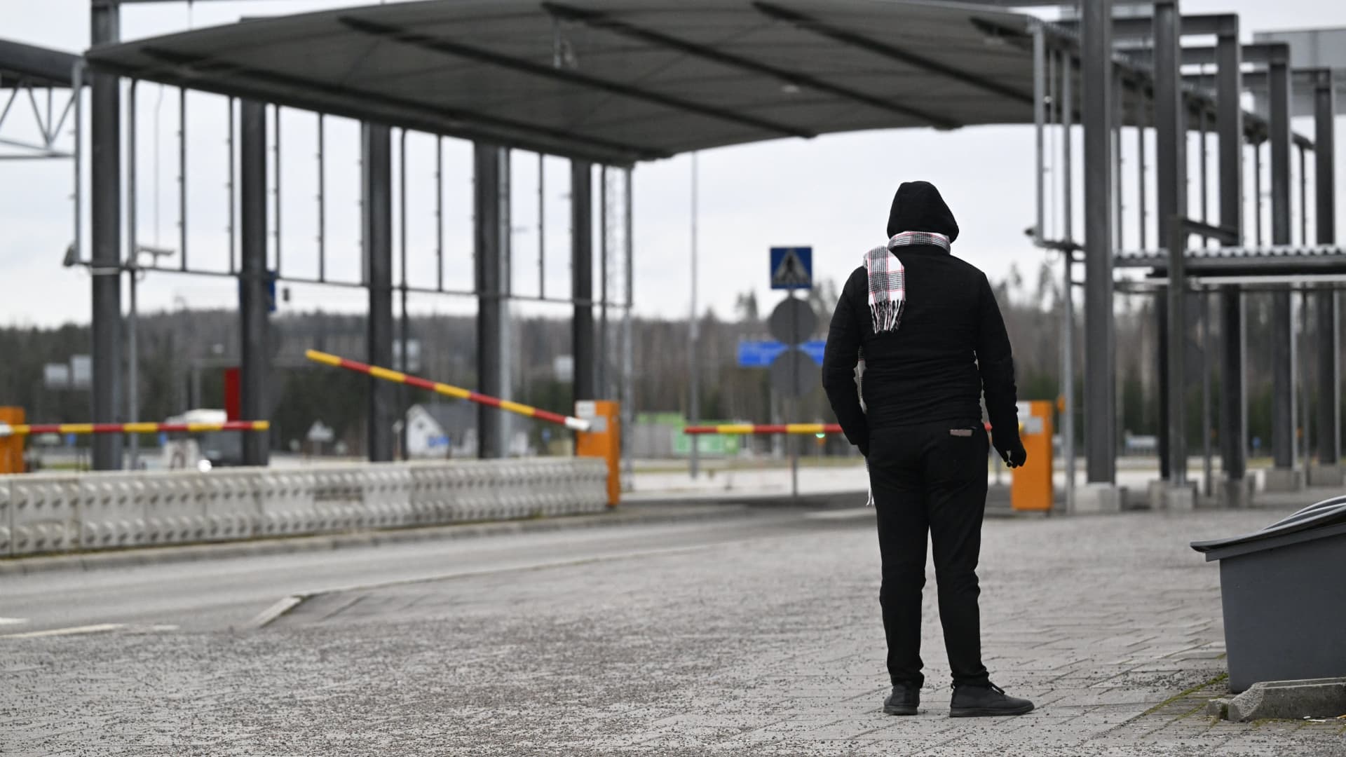 "Finland's Border Closure and Winter Storms: Updates on Ukraine War and Putin's Migrant Strategy"