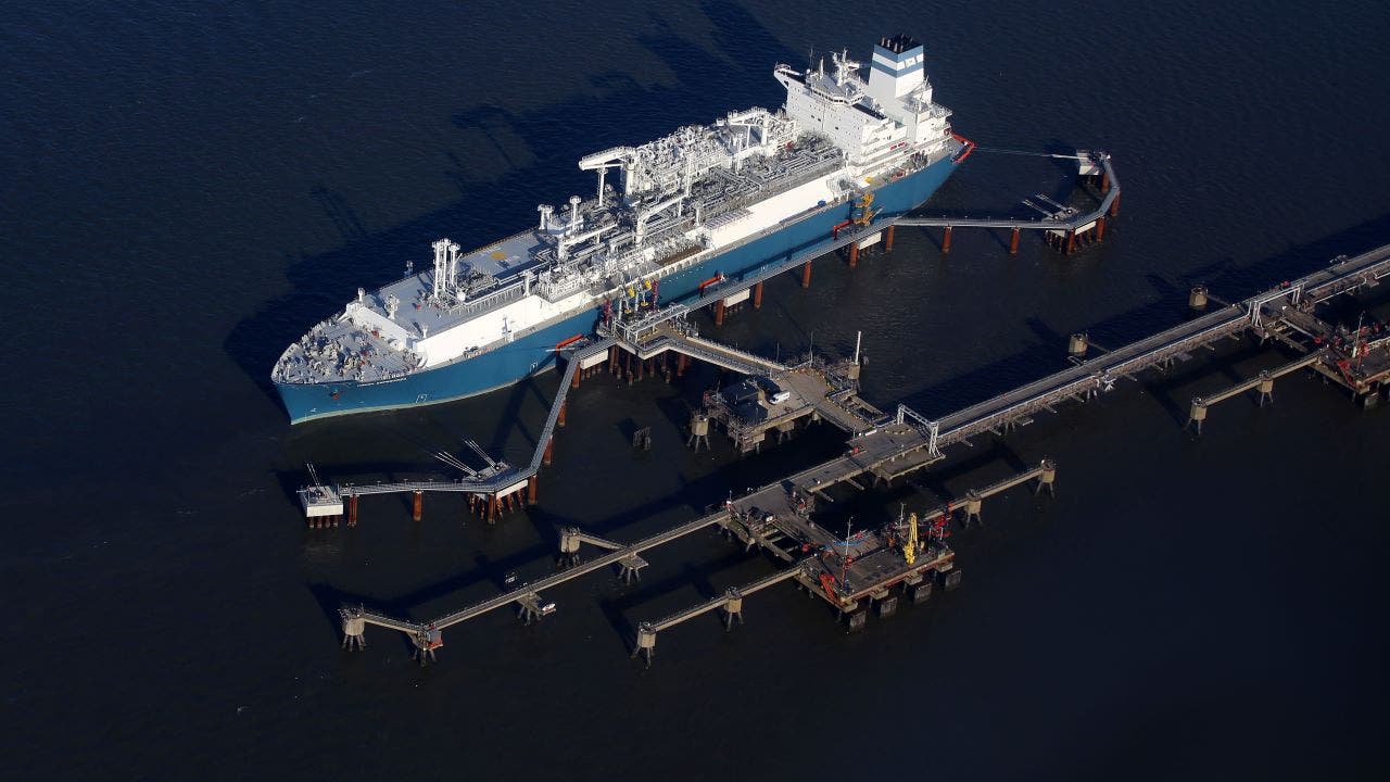 Featured image for "Biden's LNG Export Freeze Sparks EU Energy Security Concerns"