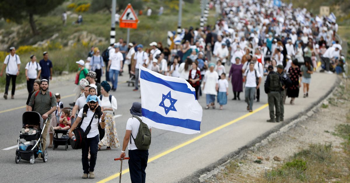 Israeli tensions rise as thousands march to illegal West Bank outpost.