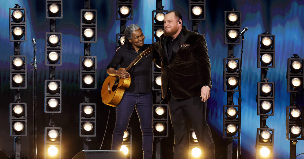 Featured image for "Tracy Chapman's Emotional Grammy Performance Makes History"
