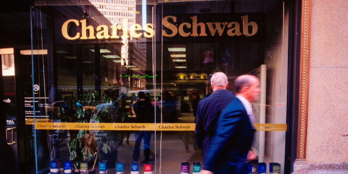 Featured image for Top Investor Sells Entire Stake in Charles Schwab Amid Banking Turmoil