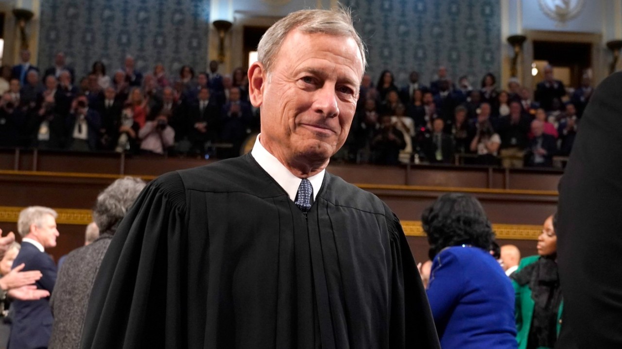 Chief Justice Roberts Declines Meeting on Alito Ethics Controversy
