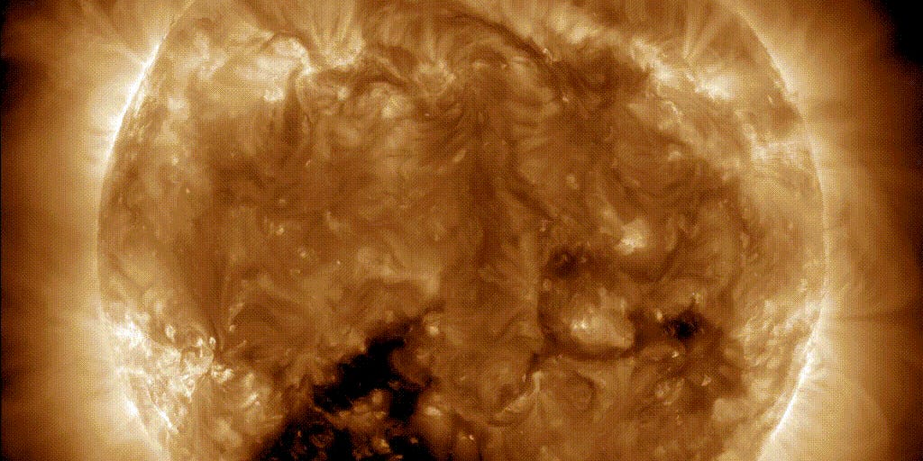 Sun's Massive Hole Sends Solar Winds to Earth.
