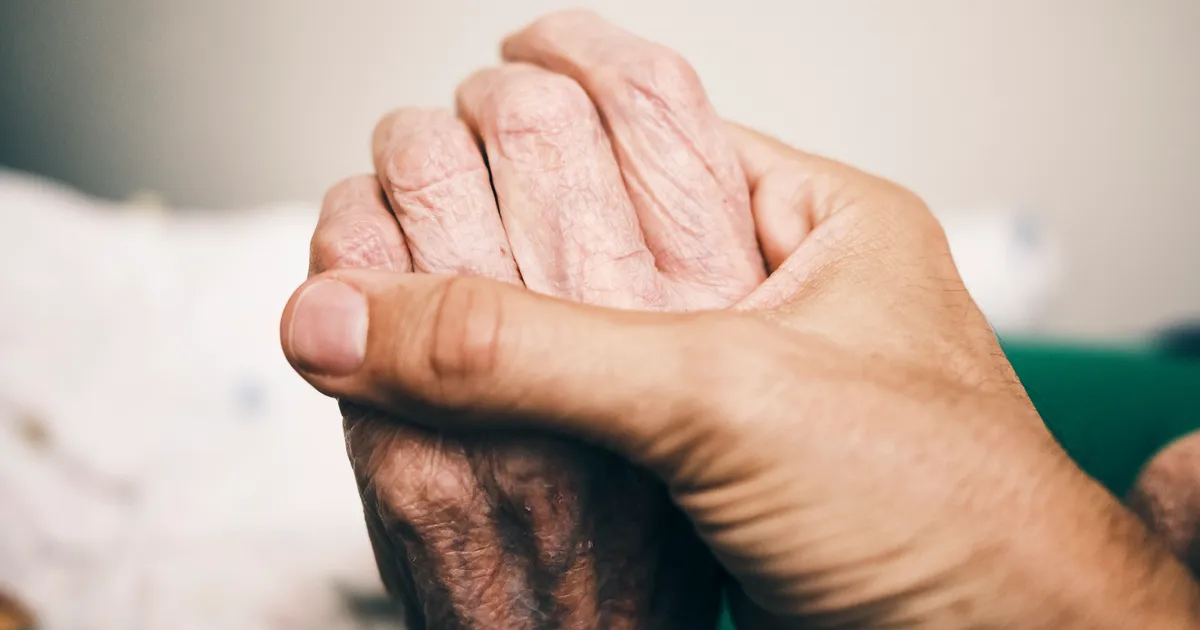 Featured image for Doctor Witnesses Emotional Farewell During Patient’s Final Moments at Home