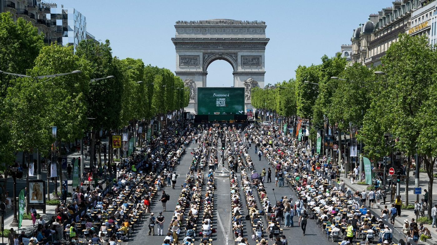 Champs-Élysées hosts massive dictation event.