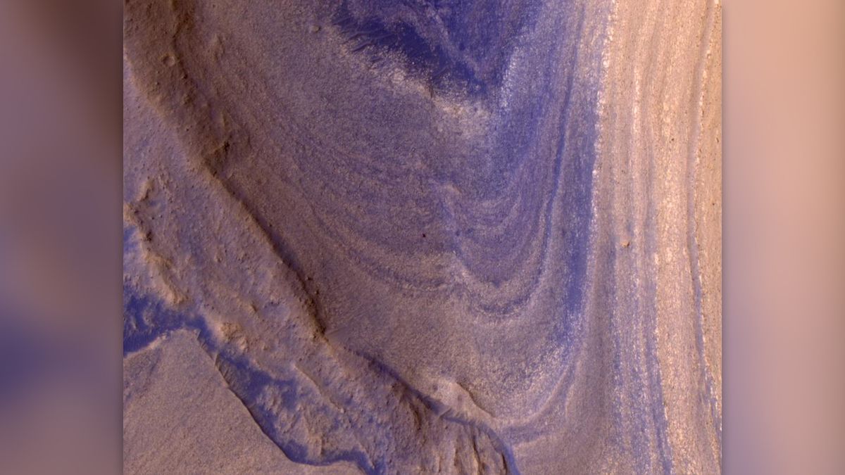 "Hidden Robot: Mars Slopes Revealed in Space Photo of the Week"