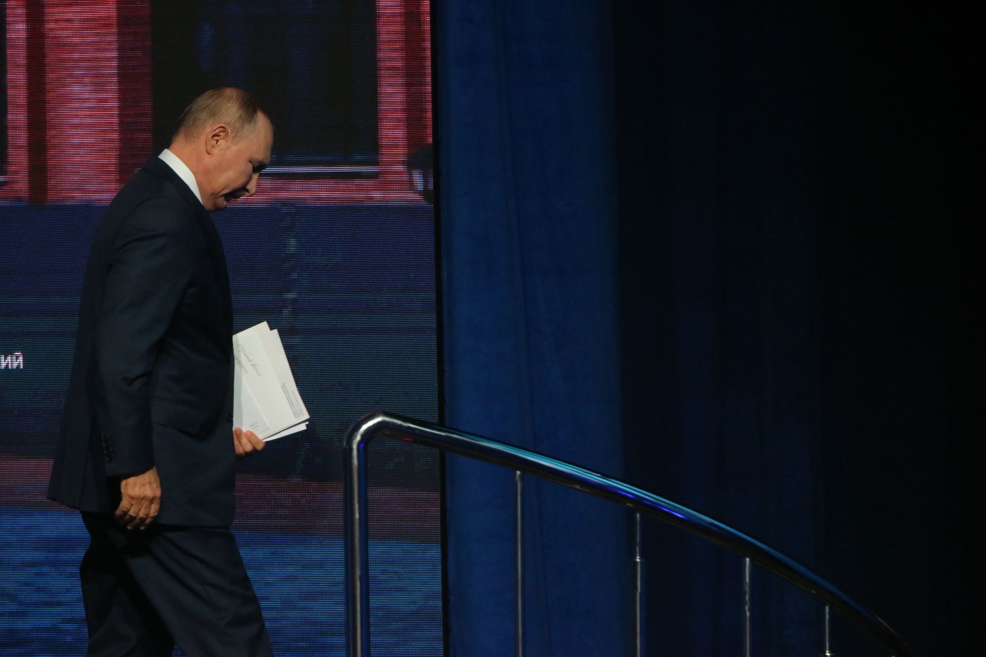 Putin urges Ukraine to negotiate or face military force