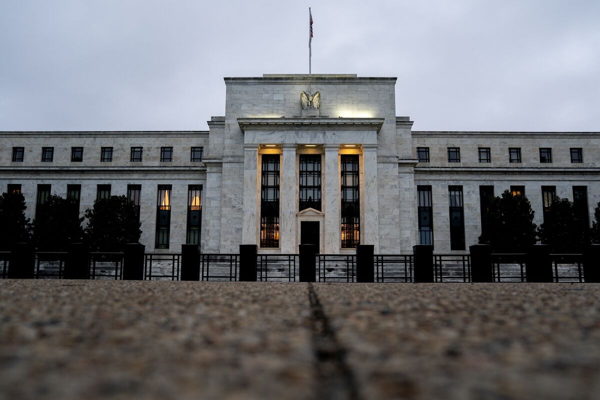 Fed Officials Divided on Raising Interest Rates Amid Banking Turmoil