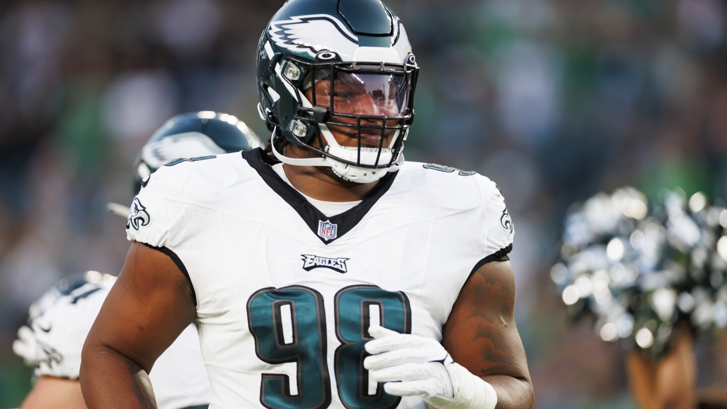 Featured image for Jalen Carter Preps for Year 2, Leaning on Eagles Legends