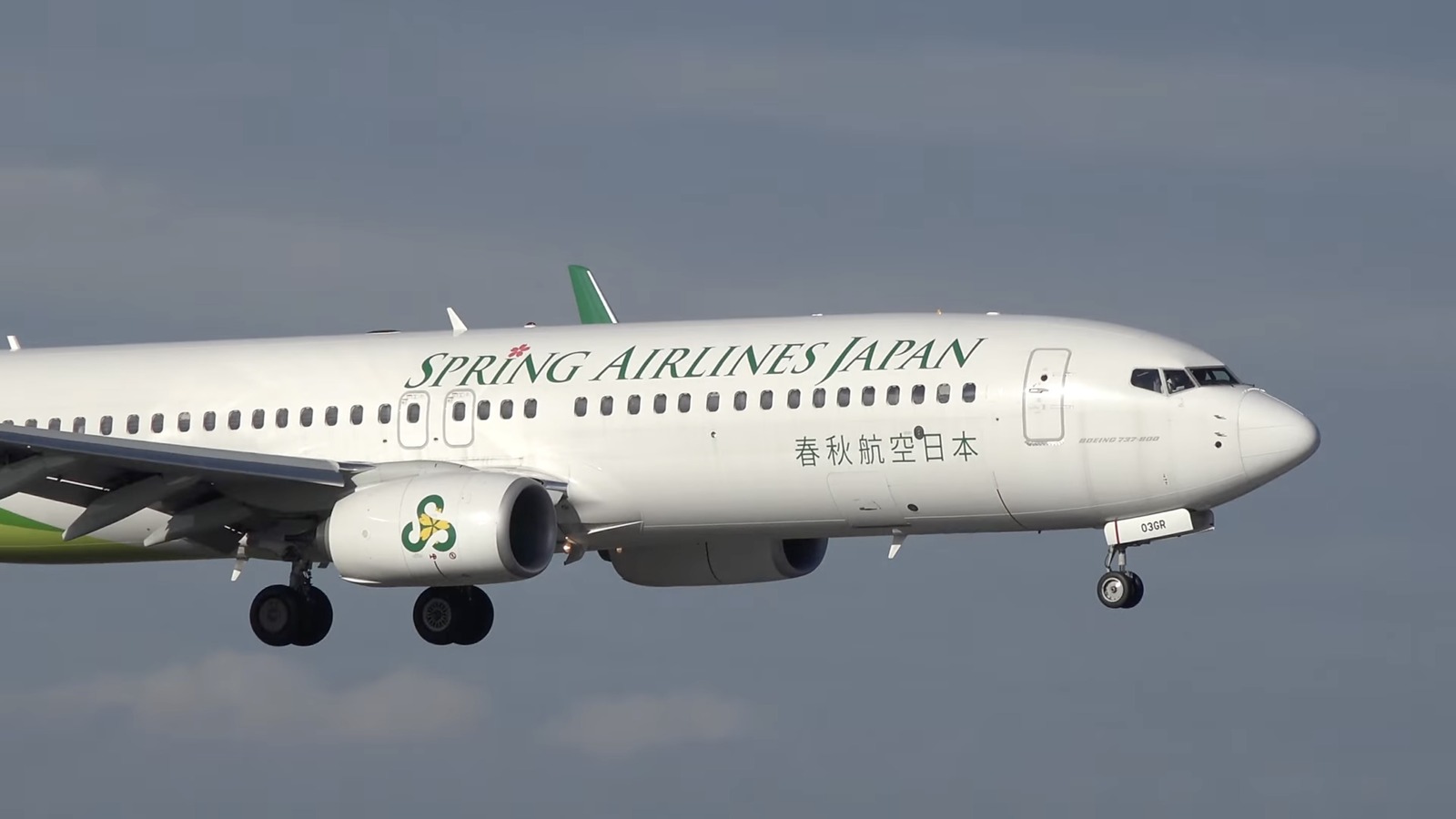 Featured image for Passengers recount terrifying 26,000-foot plunge and minimal compensation after emergency flight descent