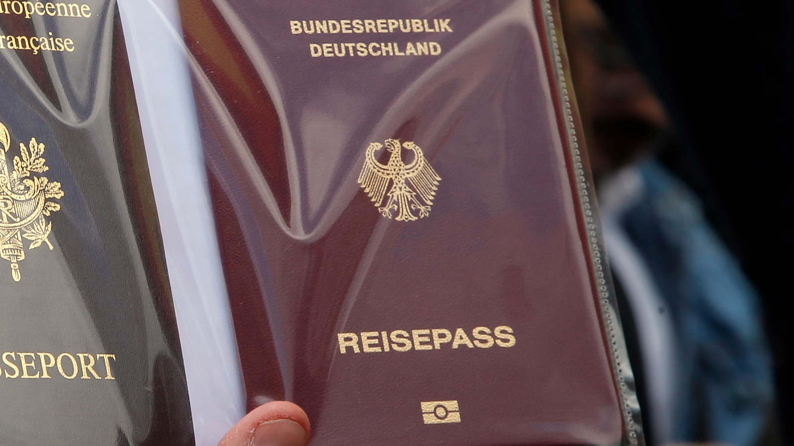 "German Parliament Eases Citizenship Rules, Allows Dual Passports"