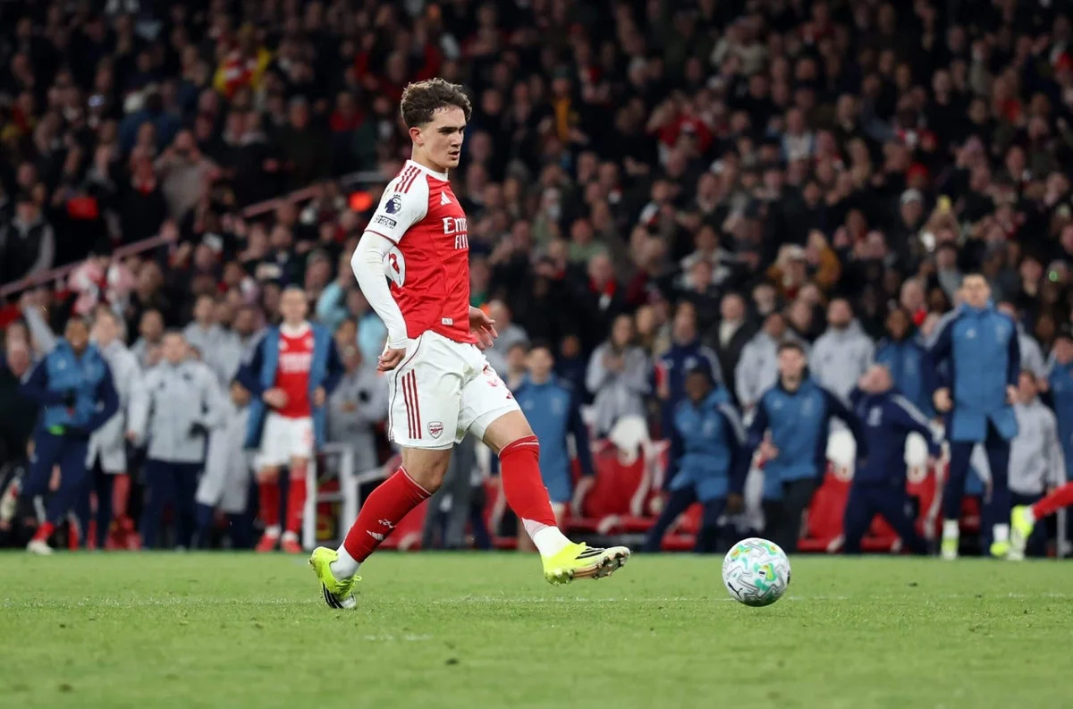 Dowman, 16, nets late brace as Arsenal edge Everton to keep title bid alive