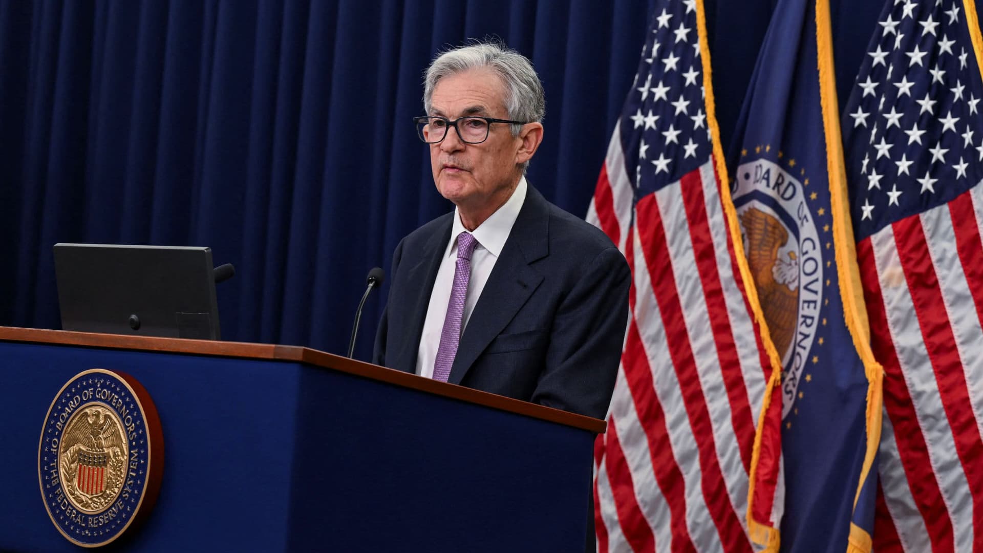 Fed Signals Cautious Approach to Gradual Rate Cuts Amid Inflation Concerns