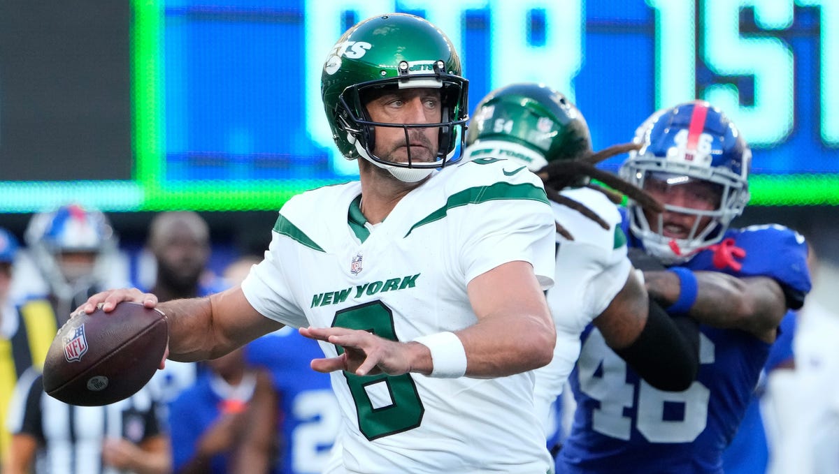 "Aaron Rodgers shines in Jets debut, connecting with Garrett Wilson for a stunning touchdown"