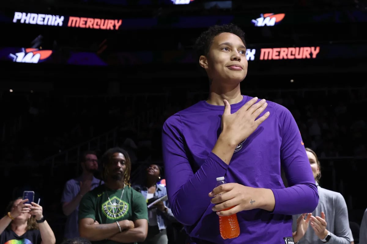 Featured image for "Brittney Griner Signs 1-Year, $150K Deal to Remain in Phoenix"