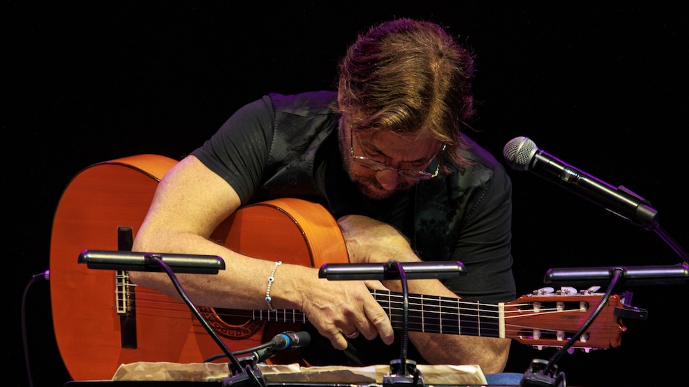 Renowned US Guitarist Al Di Meola Stable After Onstage Heart Attack in Romania