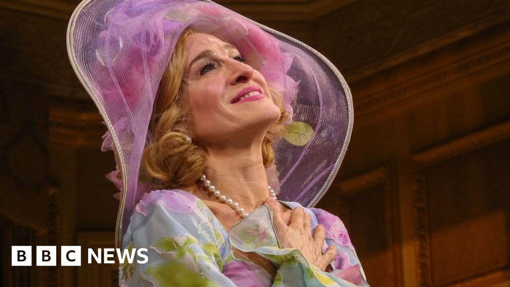 "Sarah Jessica Parker's Theatrical Triumph: A Revelation on and off the Stage"