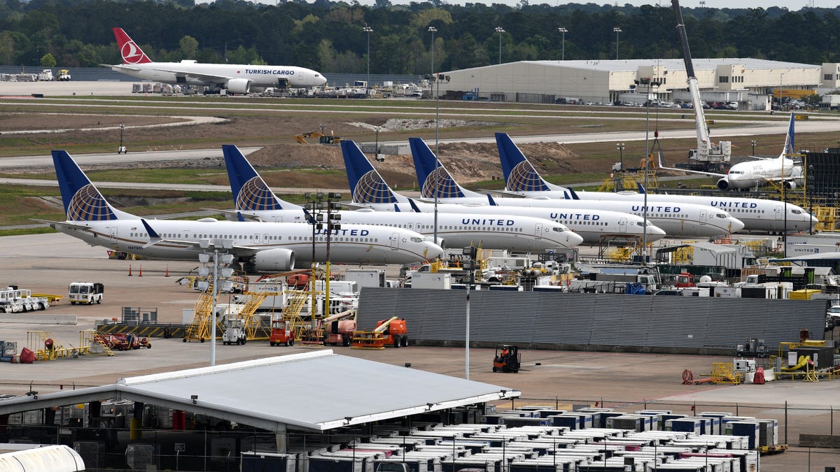 "United Airlines Passengers Fall Ill After Cruise, Land in Houston"