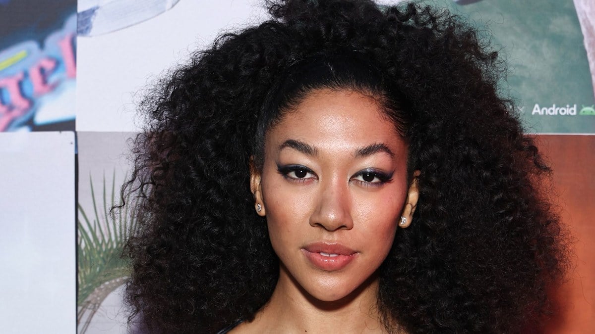 Featured image for "Aoki Lee Simmons, 21, Addresses Controversy Surrounding Relationship with 65-Year-Old Restaurateur"