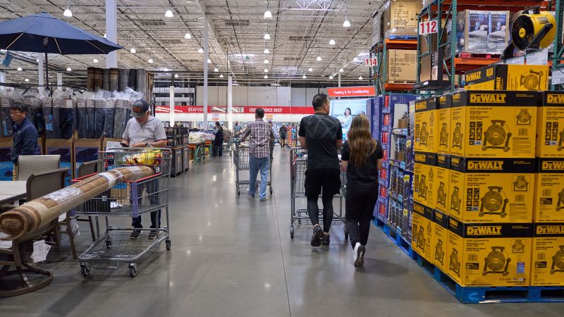 US Consumer Spending Declines Amid Trade Tensions and Economic Slowdown